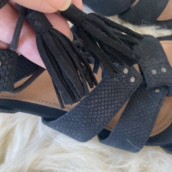 UGG Yasmin Snake Wedged Black Leather Sandals Sz 7.5 Fringes Shoelaces Boho - Picture 6 of 12